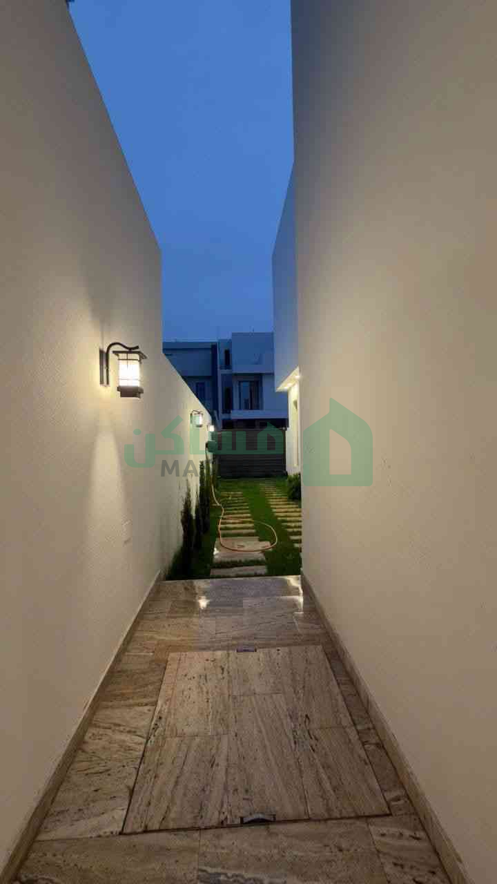 Third image of the ad