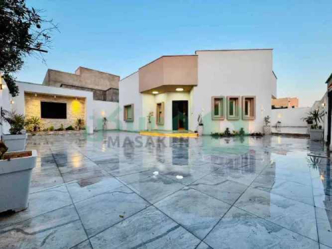 🏡 عرض مميز | فيلا أرضية بمساحة واسعة وواجهتين ✨