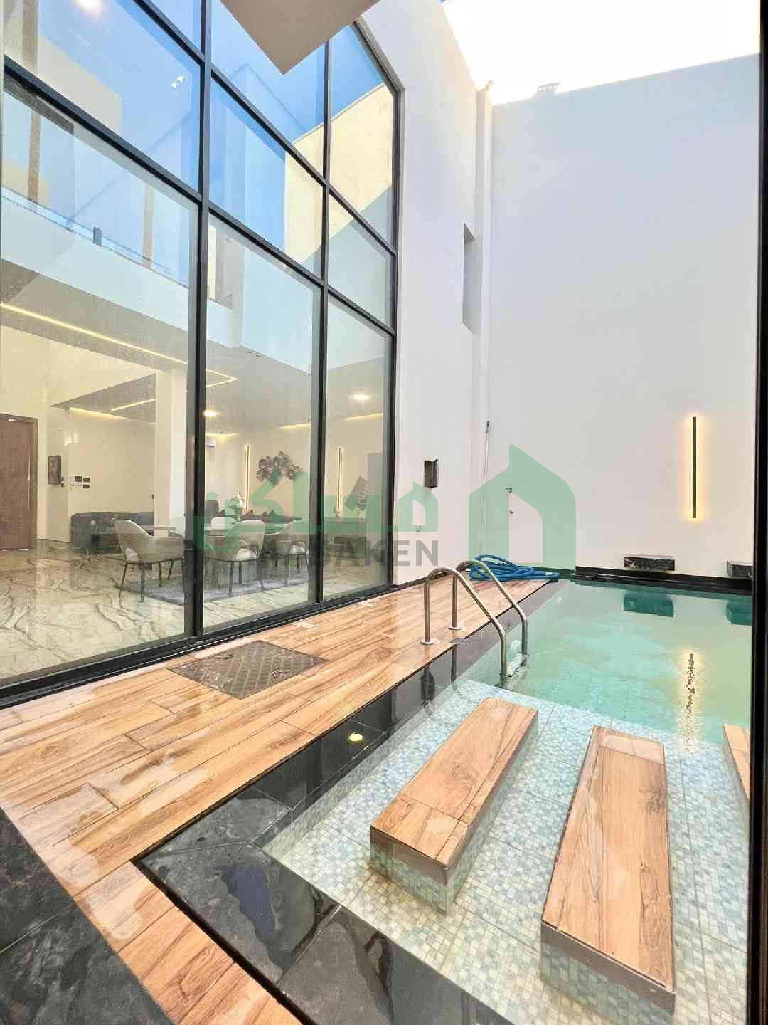 First image of the ad