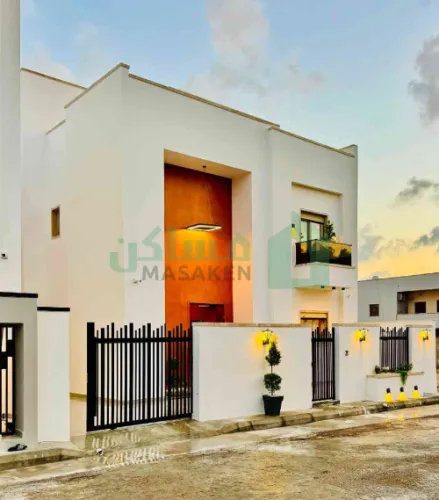 فيلا دبل هاي بتصميم خليجي من طابقين + ملحق، بمساح