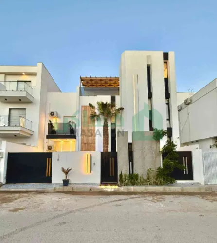 🏡 فيلا فاخرة بالاثاث للبيع في السراج موقع ممتاز
