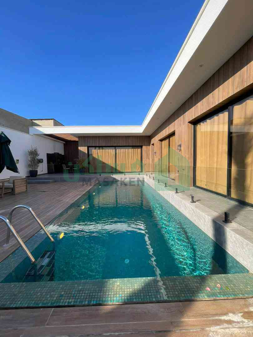 First image of the ad