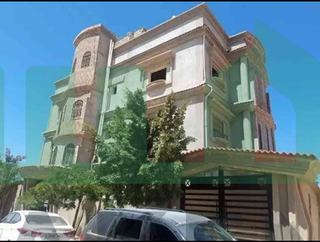 Third image of the ad