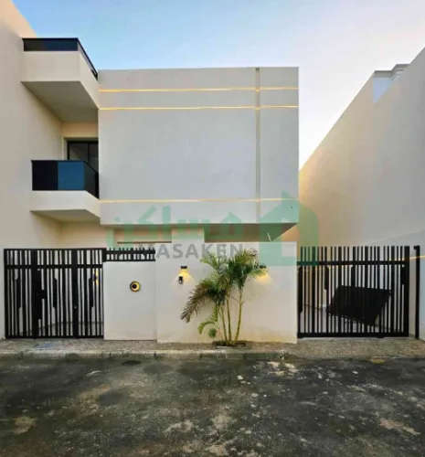 🏡 **فلل دوبلكس خليجي من طابقين وملحق** بتشطيب حديث