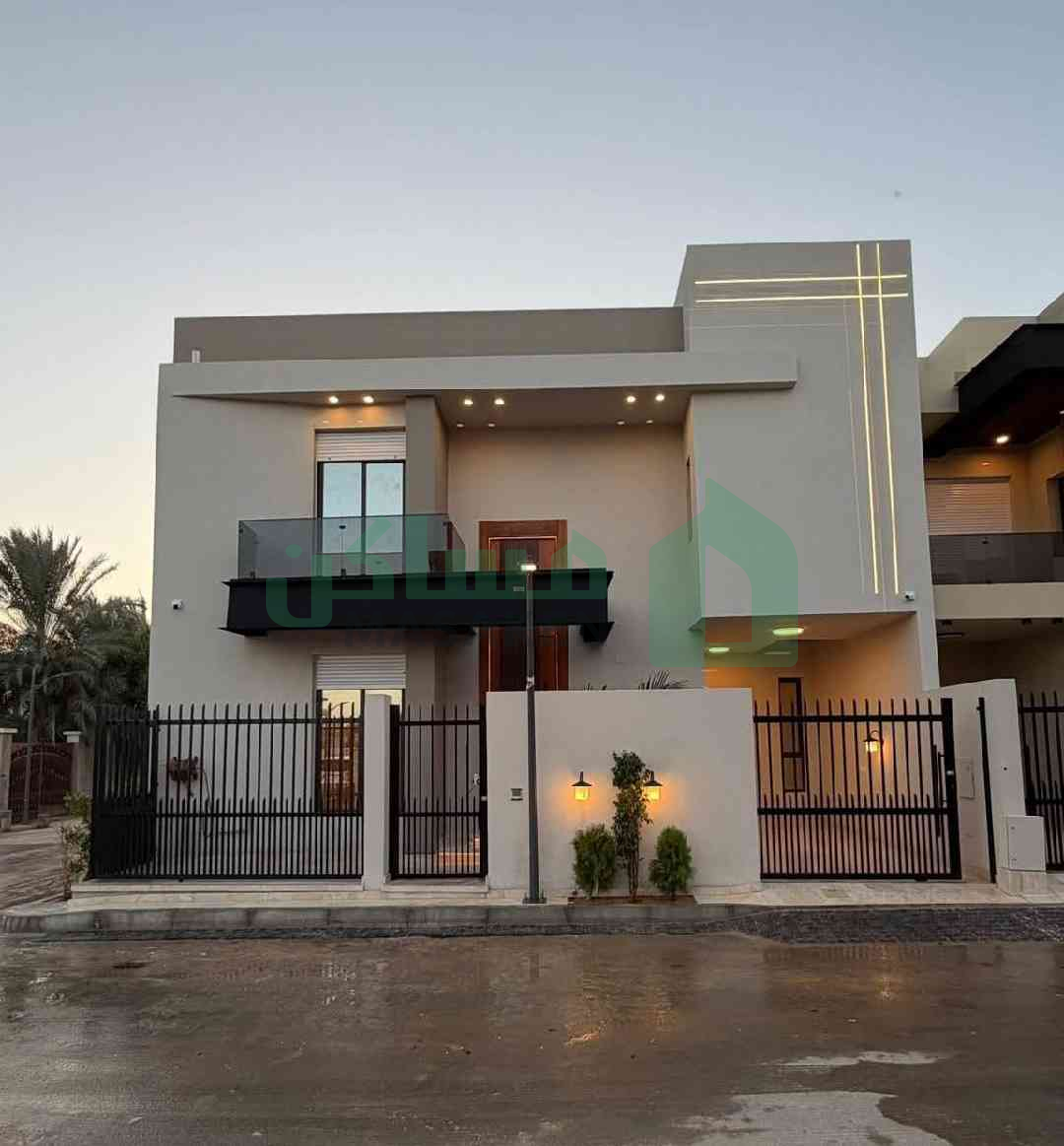 فيلا  واجهتين طابقين وملحق كبير للبيع داخل منطقة ا