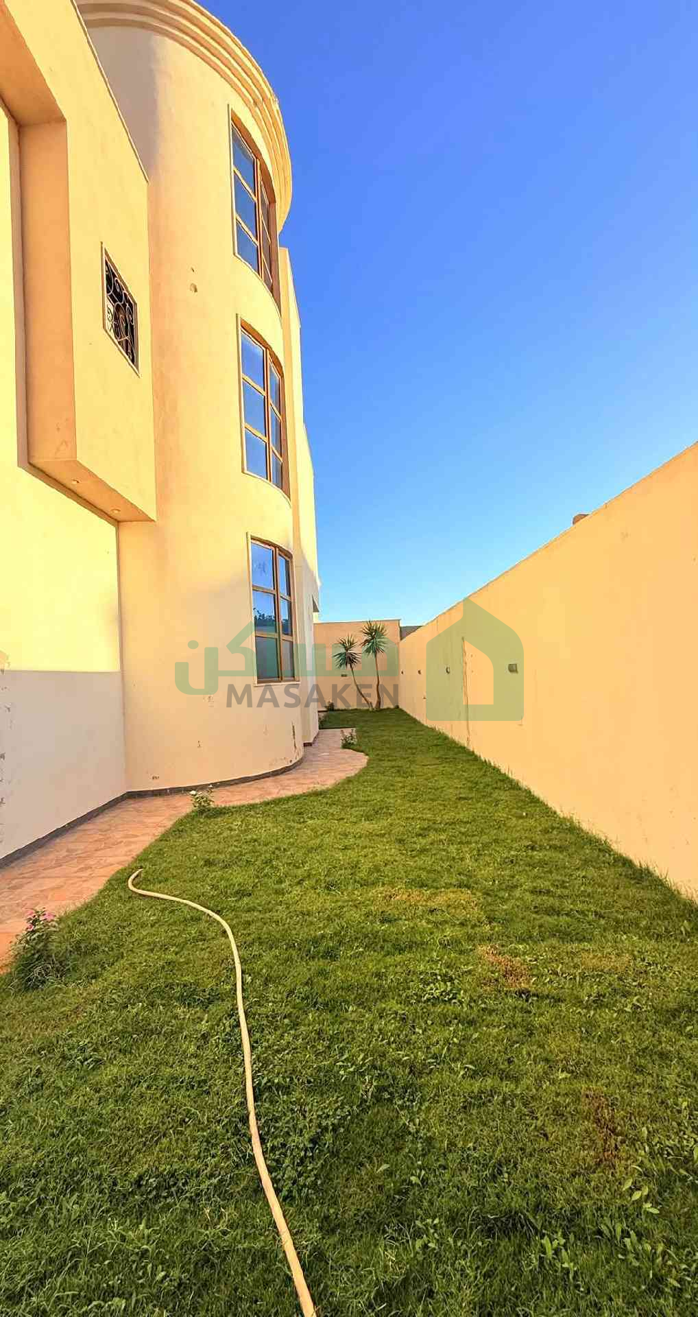 Third image of the ad