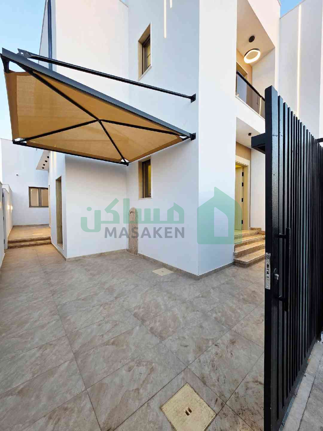 فيلا من طابقين مفصولات تكفي لسكن عائلتين قريبة من