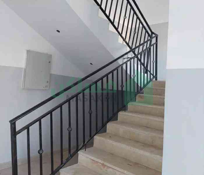 شقه للبيع حديثه في حي عبدالكافي سبها)