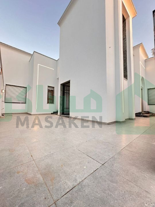 Third image of the ad