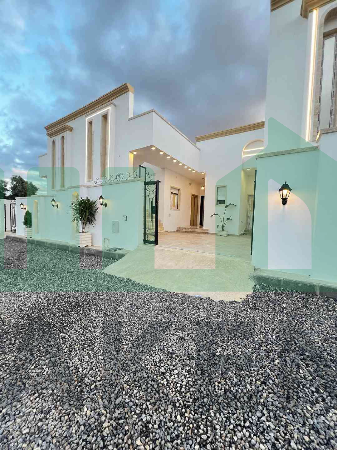 Third image of the ad