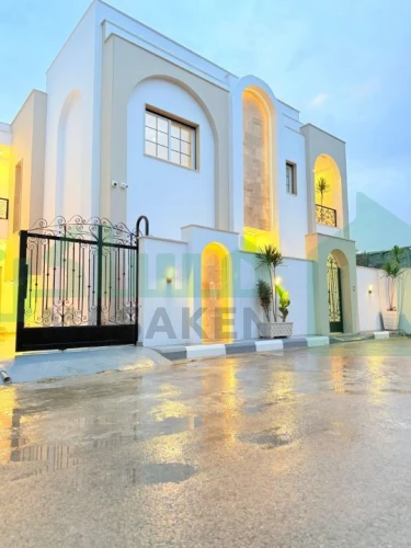 فيلا من طابقين نظام خليجي تشطيب حديث بأدق