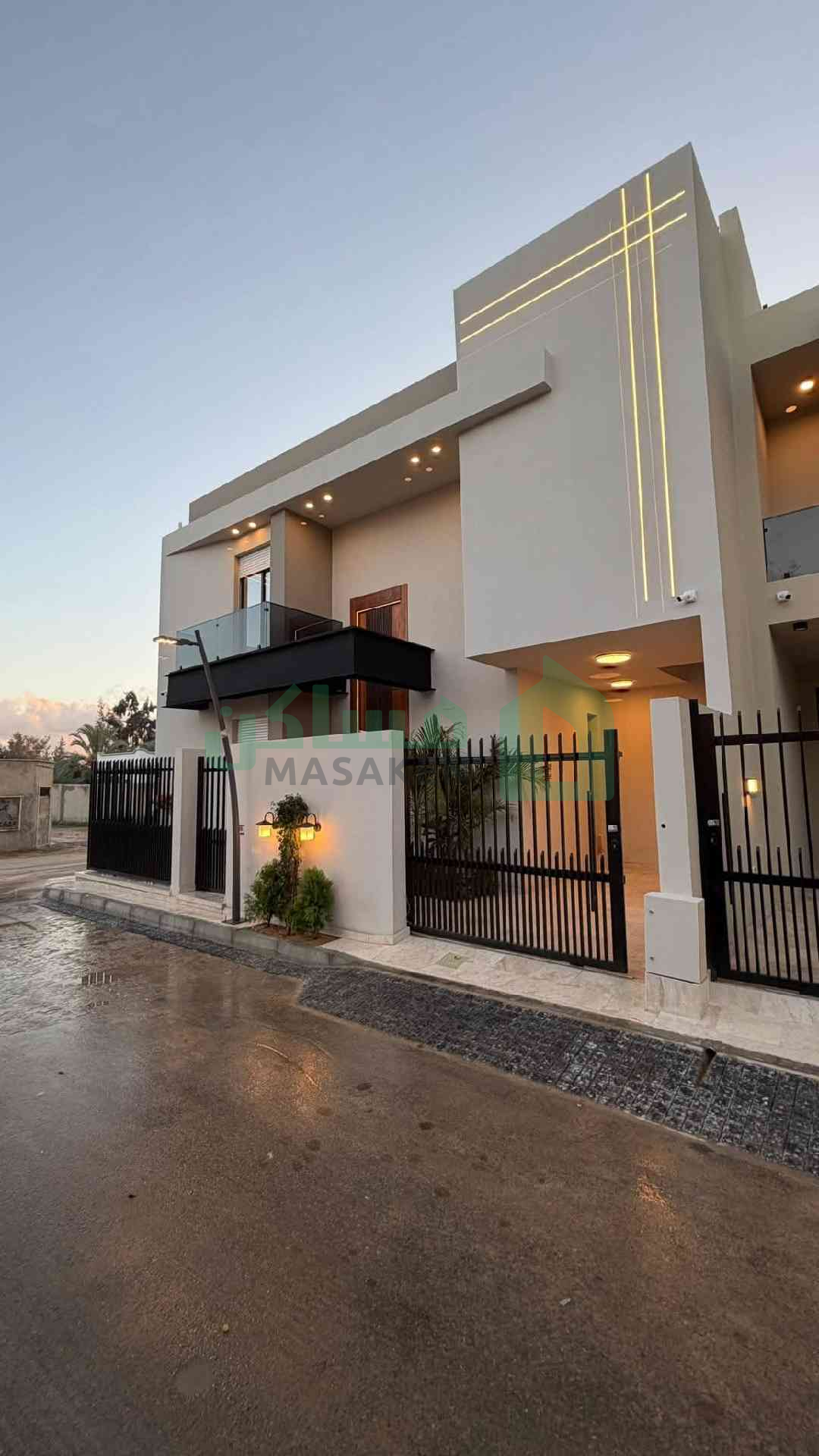 فيلا  واجهتين طابقين وملحق كبير للبيع داخل منطقة ا