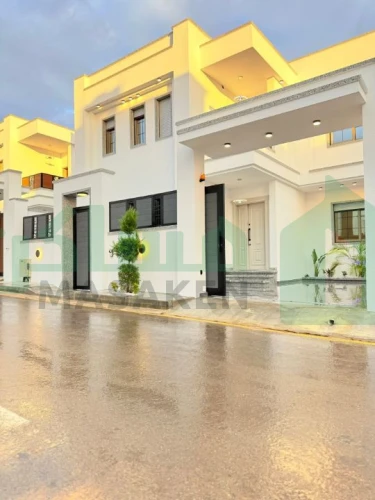 فيلا من طابقين نظام خليجي تشطيب حديث بأدق