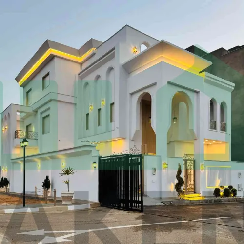 فيلا من طابقين وملحق نظام خليجي  بموقع استراتيجي