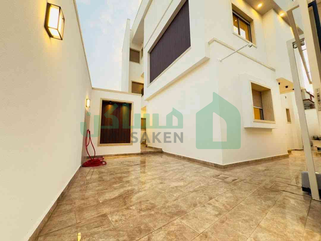 Third image of the ad