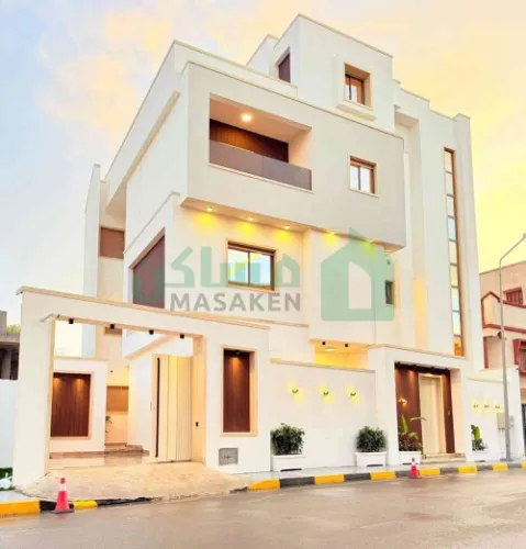 فيلا من طابقين نظام خليجي مع شقة مستقلة