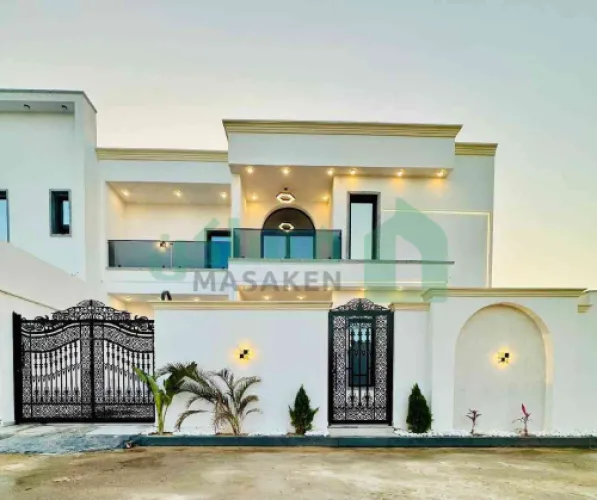 فيلا من طابق وملحق مفصولات تشطيب حديث بأدق التفاصي